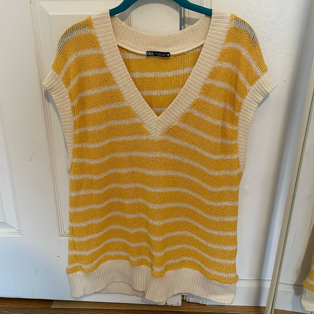 ZARA yellow and cream sweater vest in size medium!